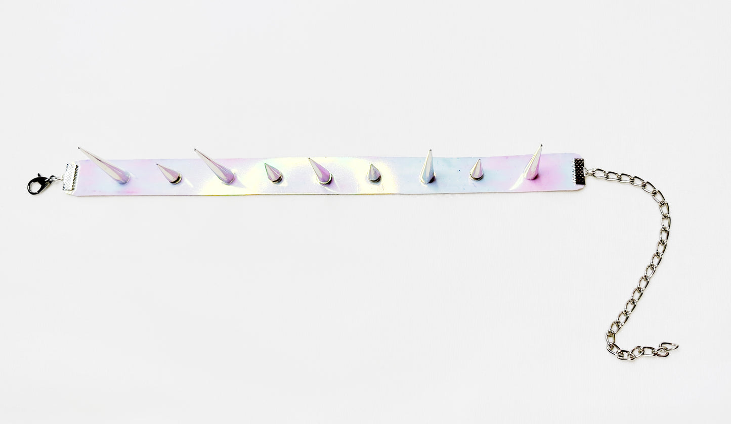 Spiky choker iridiscente