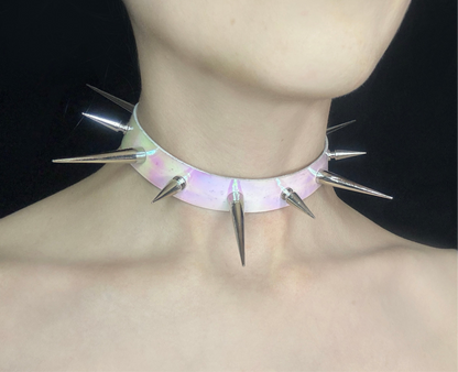 Spiky choker iridiscente