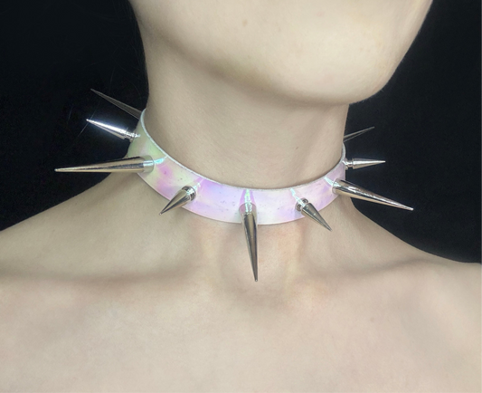 Spiky choker iridiscente